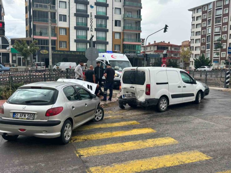 Niğde’de 3 araç birbirine girdi: 1 yaralı