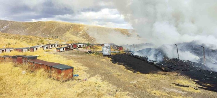 Şarkışla’da eski çöplük alanında çıkan yangın ekipleri harekete geçirdi