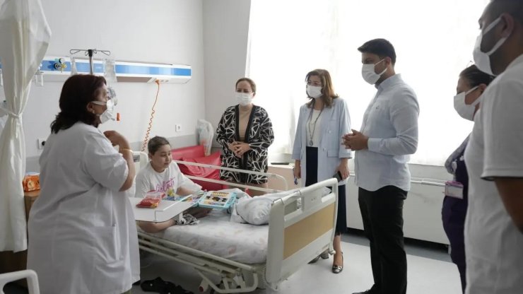 Aydın’da tedavi gören minik hastalara moral oldular
