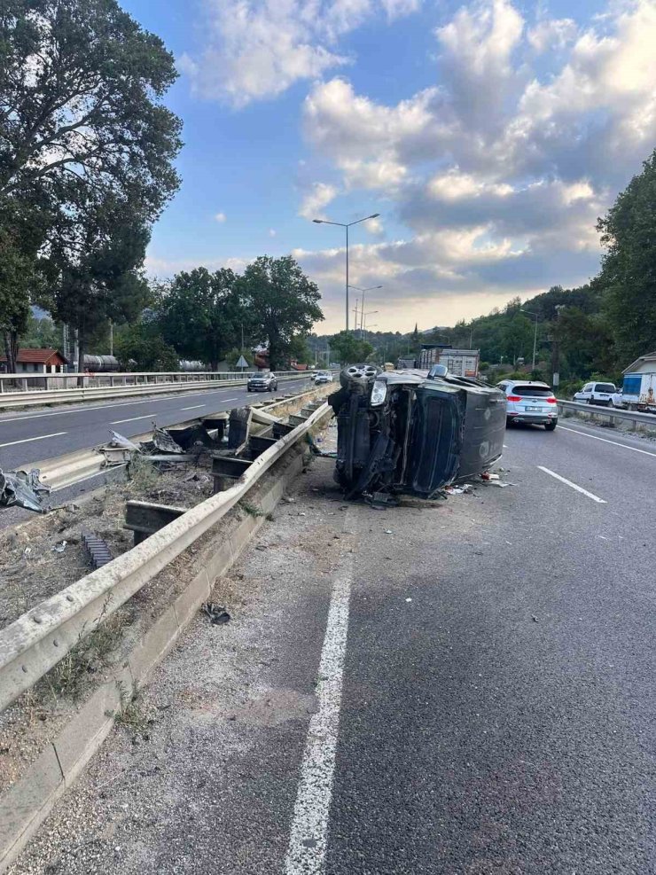 Bilecik’te otomobil bariyerlere çarptı: 3 yaralı