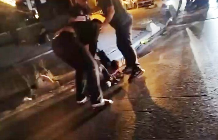 Esenyurt’ta 2 kişinin saldırısına uğrayan genç dakikalarca yol ortasında darp edildi
