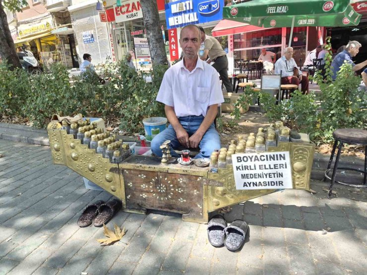 Seyyar ayakkabı boyacısının astığı yazı çevrede dikkat çekiyor