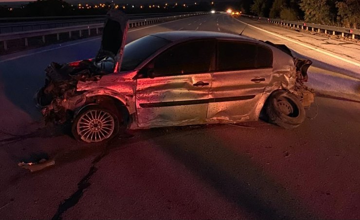 Kırklareli’de bariyerlere çarpan otomobil hurdaya döndü