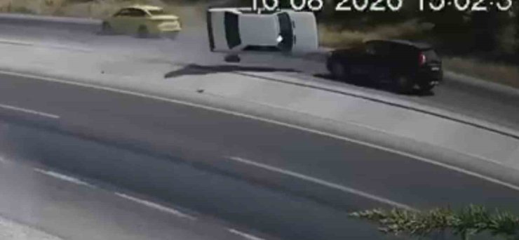 Yola fırlayan parçadan kurtulmak isterken karşı şeride uçarak 2 otomobille çarpıştı: 2 ölü