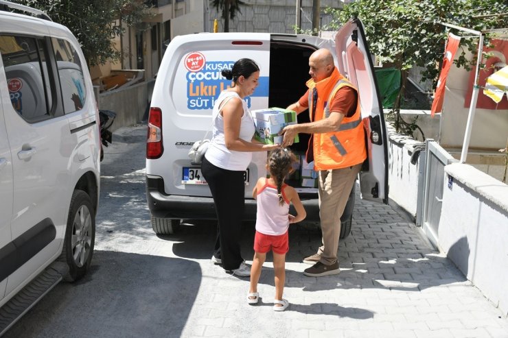 Kuşadası’nda ihtiyaç sahibi çocuklara süt desteği
