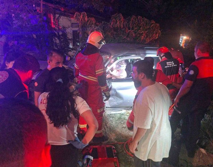 Kazada araç içinde sıkışan vatandaşı itfaiye ekipleri kurtardı