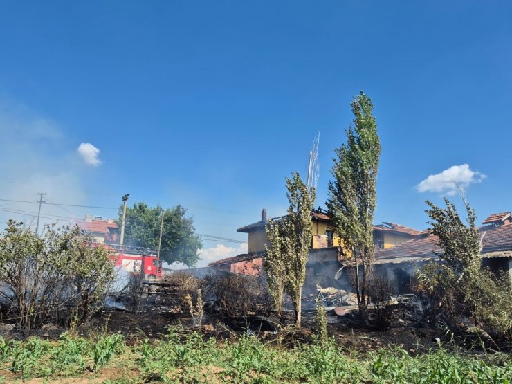 Uşak’ta çıkan ev yangında ev kullanılmaz hale geldi