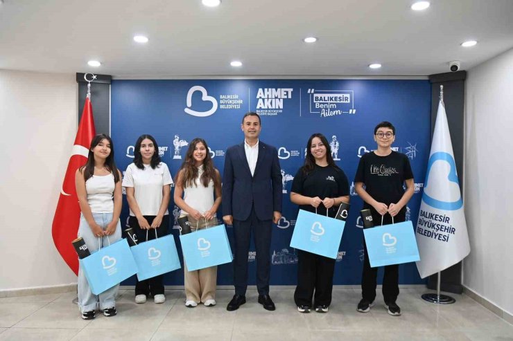 Başkan Ahmet Akın, LGS birincilerini makamında ağırladı