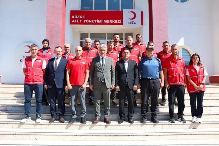 Vali Makas Kızılay afet merkezine inceledi