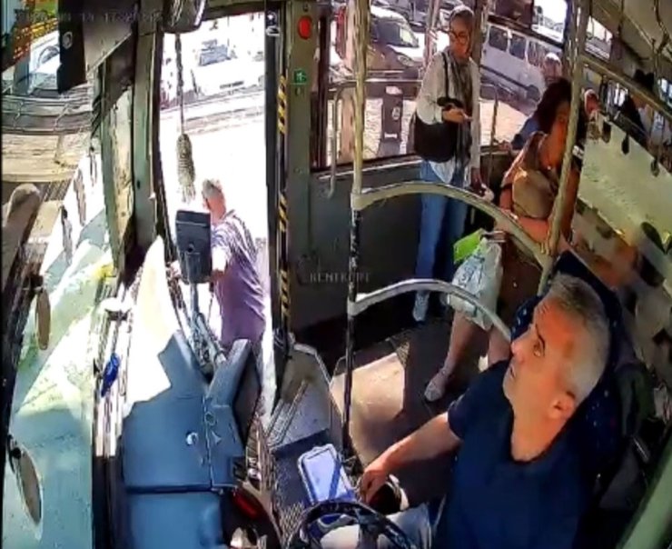 Minibüste fenalaşan yolcuyu şoför hastaneye yetiştirdi