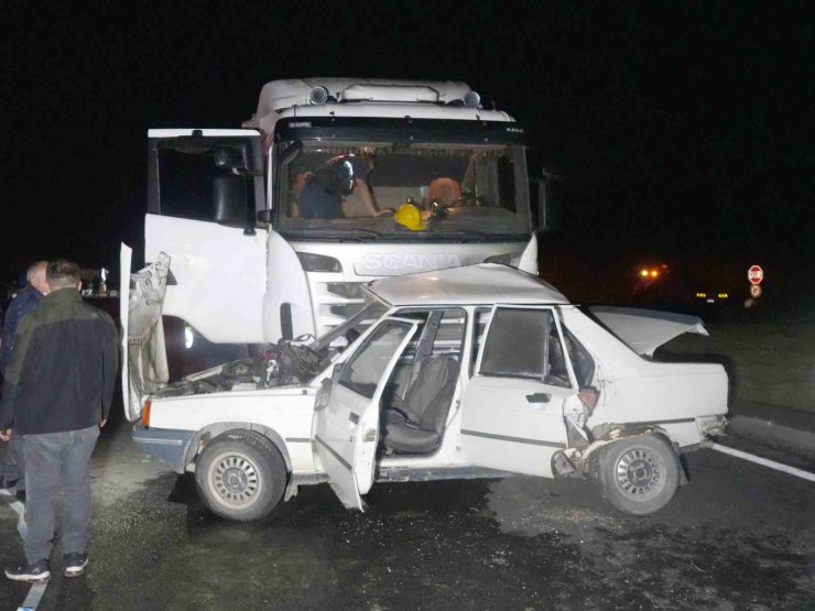 Kastamonu’da tır ile otomobil çarpıştı: Kazada sürücü ile eşi hayatını kaybetti