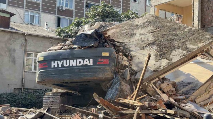 Küçükçekmece’de yıkımı yapılan bina, iş makinesinin üzerine devrildi