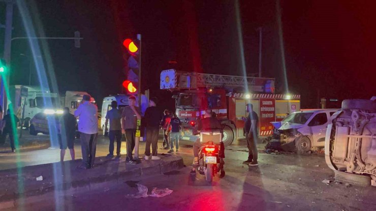 Hafif ticari araçla çarpışan SUV yan yattı: 1’i ağır, 1’i bebek, toplam 7 yaralı