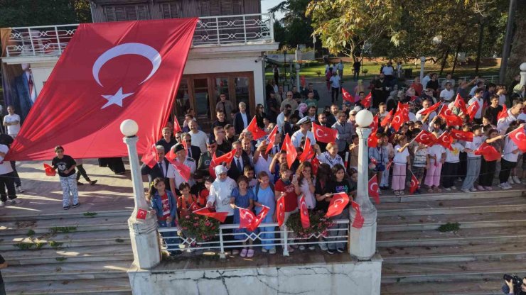TCG Anadolu ve TCG Heybeliada Yalova’da vatandaşları selamladı