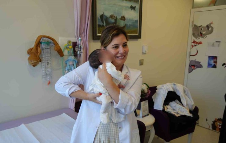 Organları dışarıda doğan bebek, Samsun’da hayata tutundu