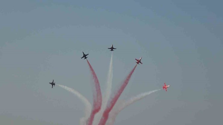 Türk Yıldızları’ndan Yalova semalarında nefes kesen gösteri