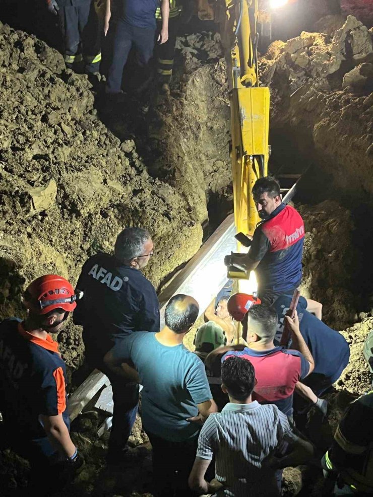 Toprak altında kalan baba oğul kurtarıldı