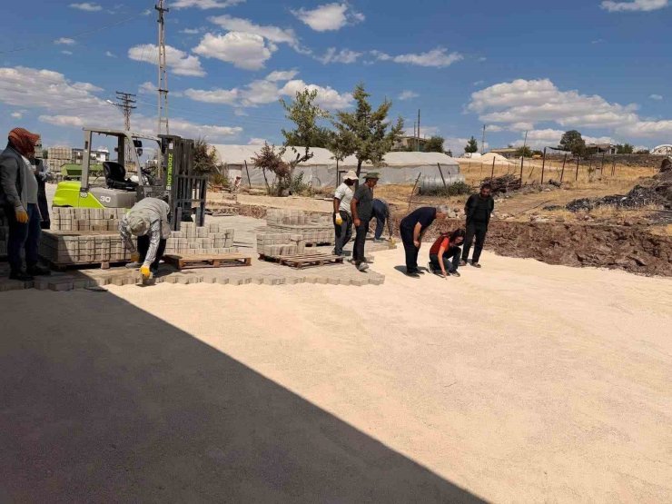 Çermik’te mahalle yollarına parke taşı döşeniyor