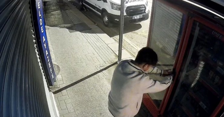 Eskişehir’de 2 çocuk kilitli meşrubat dolabını böyle zorladı