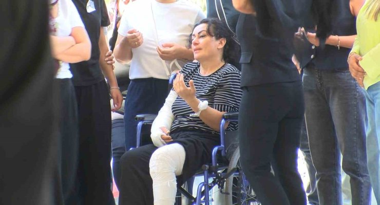 Katledilen baba ve oğlu defnedildi: Anne cenazeye tekerlekli sandalyeyle katıldı