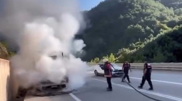 Tavuk taşıyan kamyonet hareket halindeyken yandı