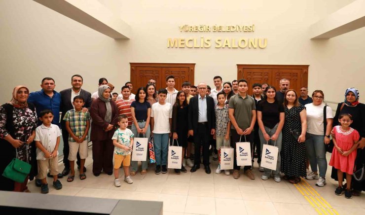 Yüreğir’de başarılı öğrencilere tablet ödülü