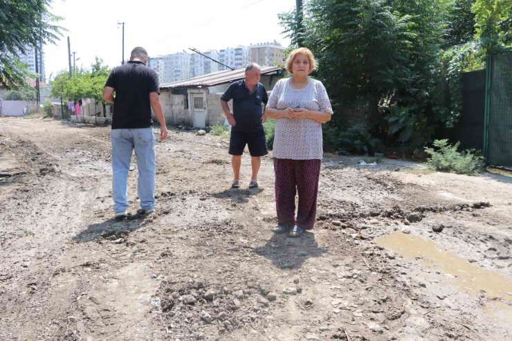 Mahalleliden bozuk yol tepkisi: "Kağnı geçmeye çalışsa geçemez"
