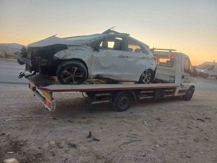 Ankara’da kontrolünü kaybeden otomobil yoldan çıktı: 1 ölü, 1 yaralı