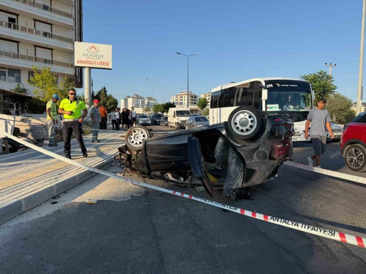 Antalya’da refüje çarpan otomobilin takla atma anı kamerada: 2 yaralı