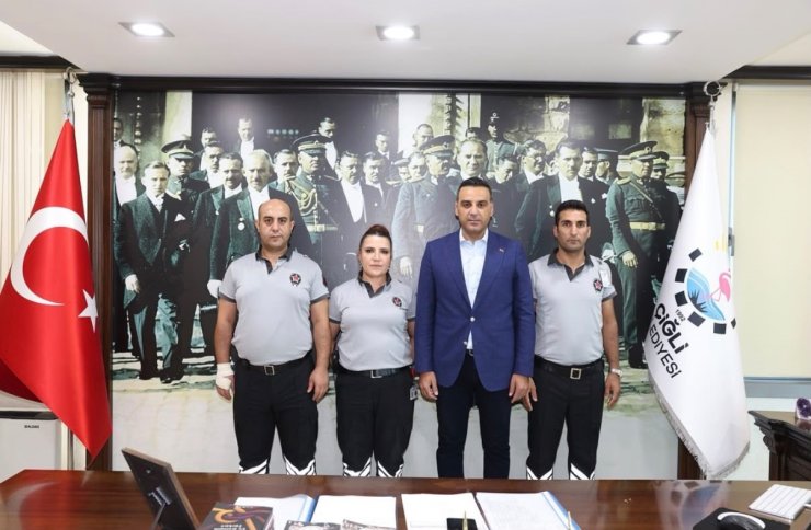 Çiğli’de silahlı saldırganı yakalayan güvenlik ekibine ödül