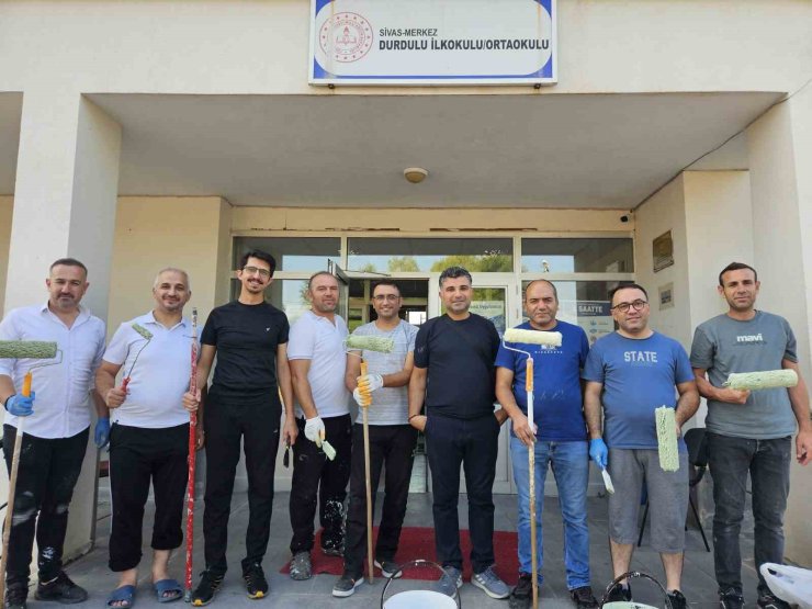 Eğitimciler fırçaları eline aldı, köy okulunu yeni döneme hazırladı