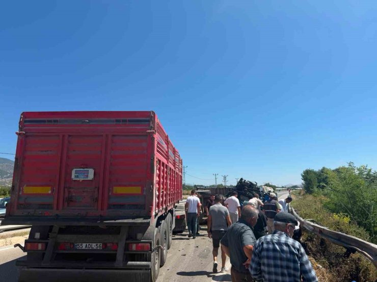 Tır ile traktör çarpıştı: 1 yaralı
