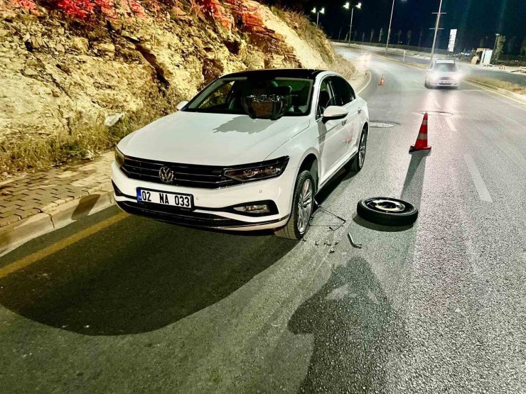 Çukura giren araçların lastikleri patladı