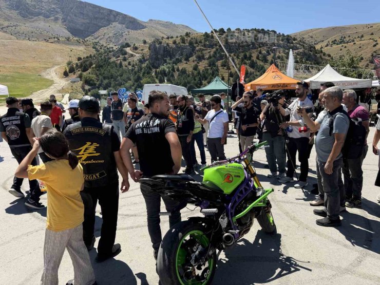 Erzincan’da ‘Ergan Motofest’ akrobasi şovuyla başladı
