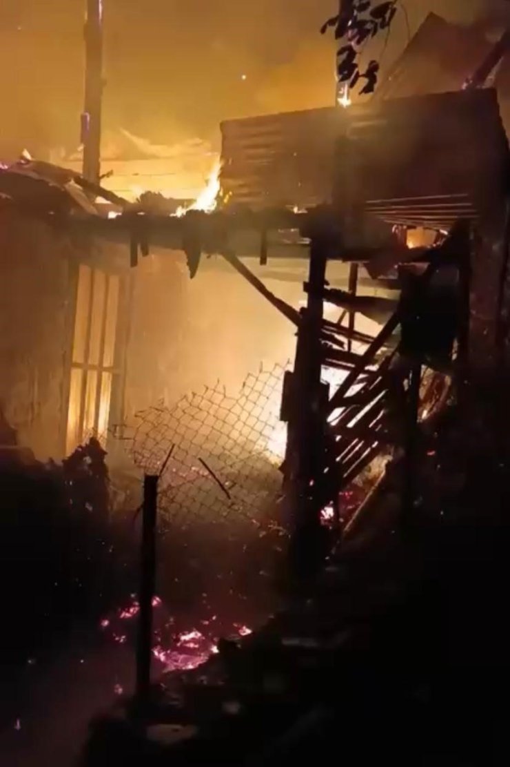 Hatay’da 2 katlı ahşap ev alevlere teslim oldu