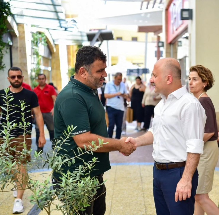 Vali Varol, alışveriş merkezinde vatandaş ve esnafla buluştu