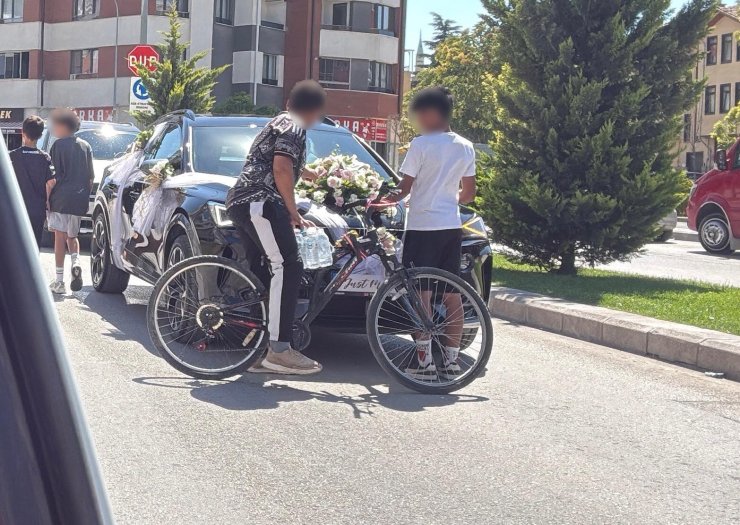 Bahşiş almak için hem kendi canlarını hem de trafiği tehlikeye attılar