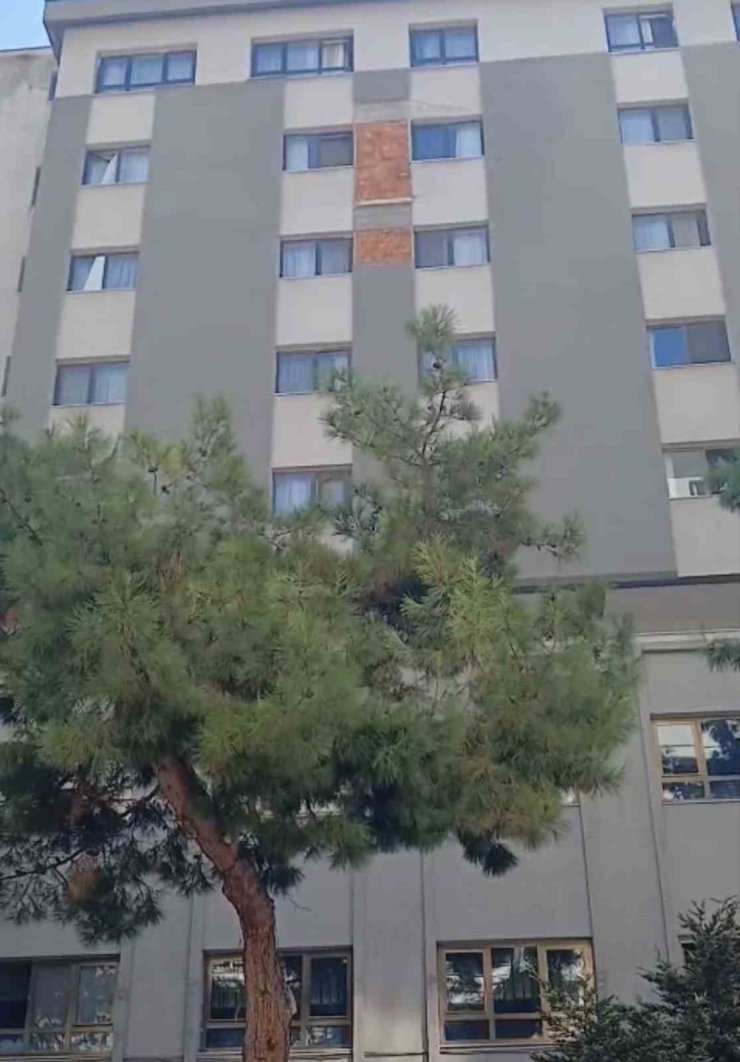 Öğretmenevi duvarından kopan beton parçaları korkuttu