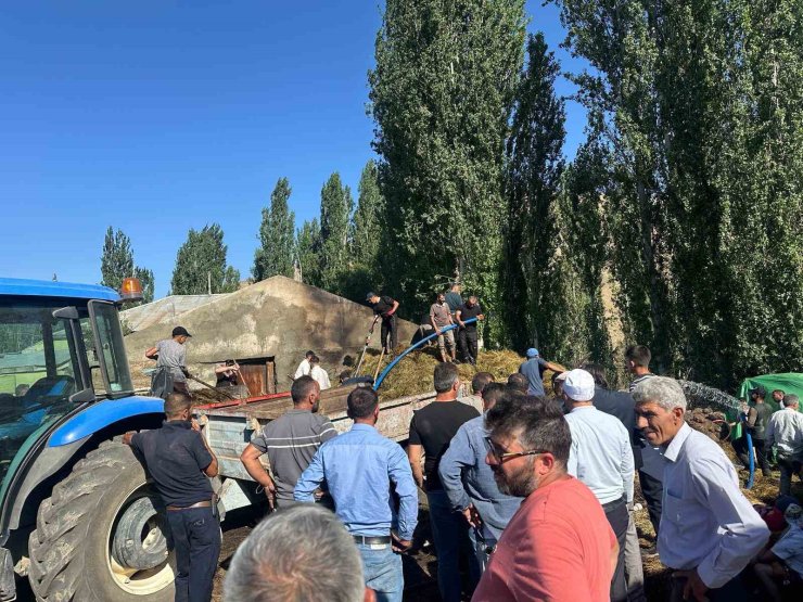Sarıkamış’ta 800 balya ot kül oldu