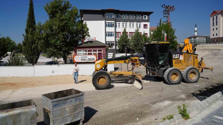Belediye ekipleri okullar bölgesini yeni eğitim yılına hazırlıyor