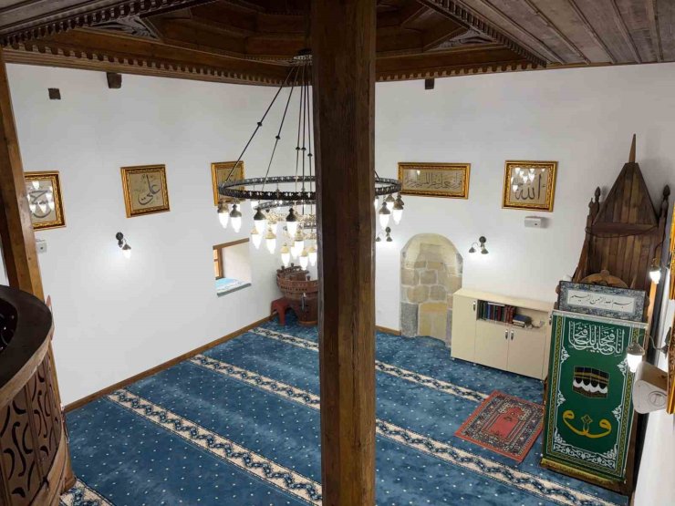 Şavşat’ta tarihi cami Osmanlı tarzı hatlarla bezendi