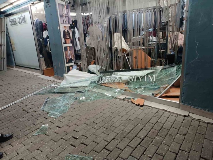 Direksiyon hakimiyetini kaybeden sürücü dükkana girdikten sonra firar etti