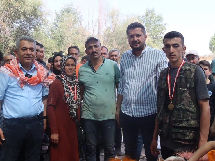 8 asırlık geleneğin şampiyon ödülünü hasta çocuğa bağışladı