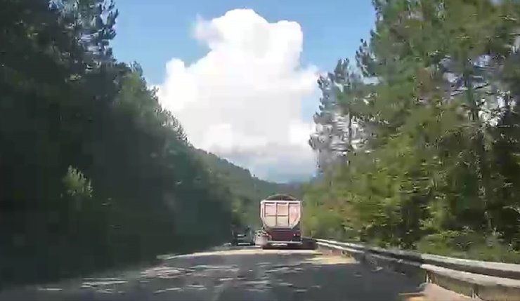 Karabük’te hatalı sollama yapan sürücüler kazaya davetiye çıkardı