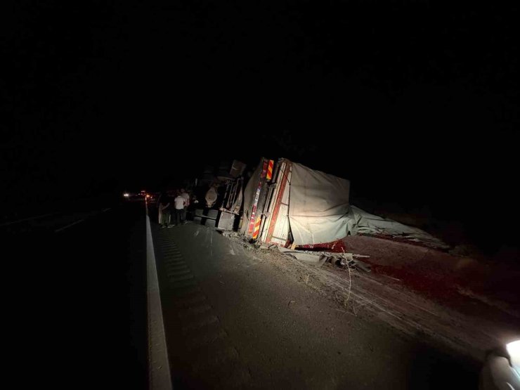 Kastamonu’da devrilen kamyonun sürücüsü yara almadan kurtuldu