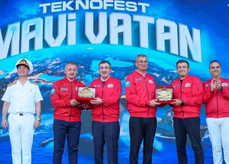 Gölcük Belediye Başkanı Sezer’e TEKNOFEST Mavi Vatan’da plaket takdim edildi