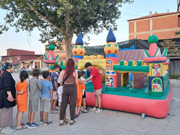 Sarıgöl’de çocukların yüzü şenlikle güldü