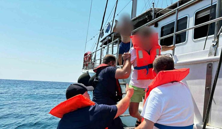 Karaya oturan gezi teknesindeki 11 kişi Sahil Güvenlik tarafından kurtarıldı