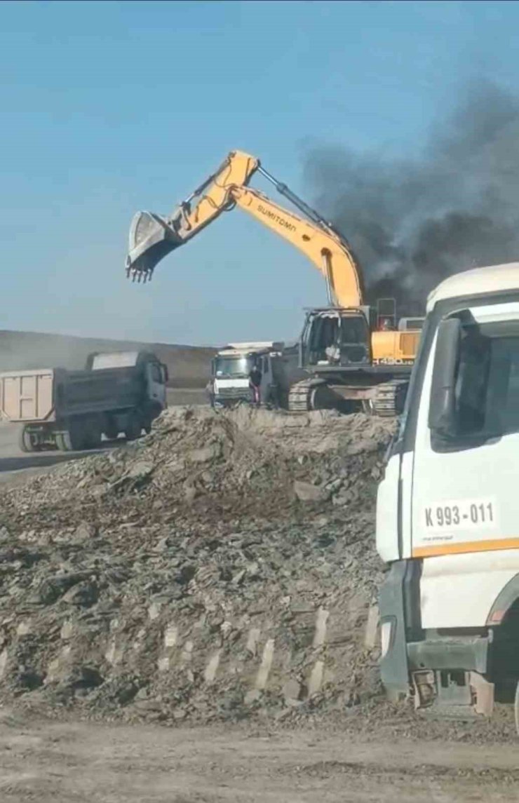 Siirt’te demir yolu inşaatında iş makinesi yandı