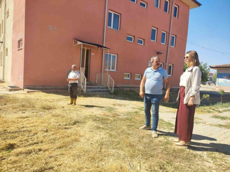 Altıntaş’ta köy okullarında tadilat çalışmaları sürüyor